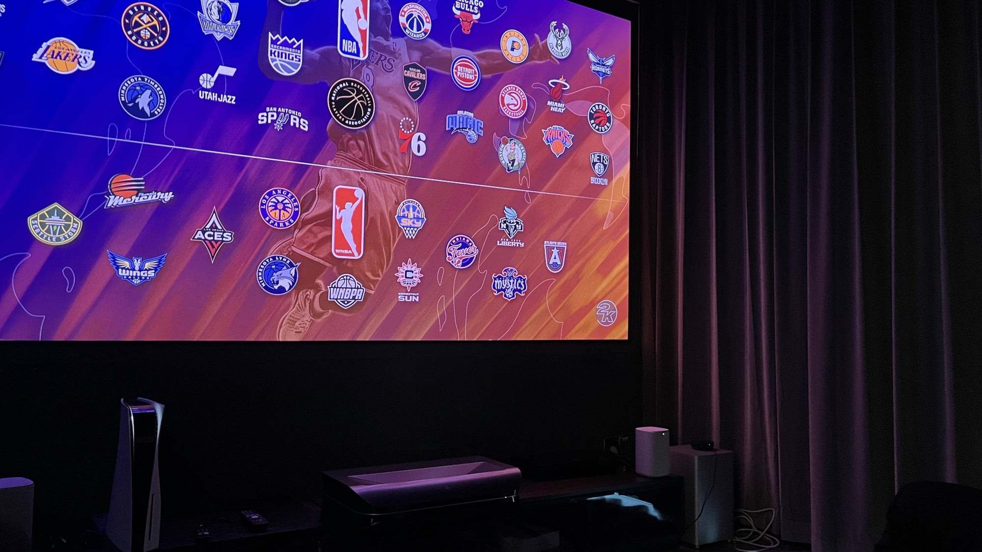 Use a projector to connect PS5 to play NBA 2K